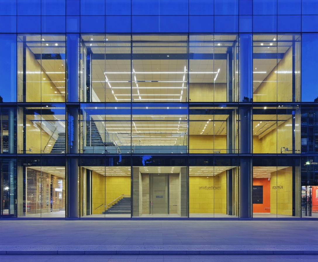 Außenansicht des modernen Glasgebäudes am Leipziger Platz in Berlin während der Dämmerung